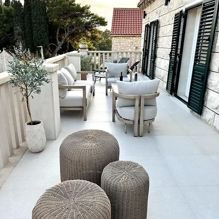 Camellia Apartment *